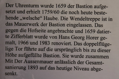 Hinweisschild - Hinweistafel zum Uhrenturm des Schloss Lenzburg ( Baujahr um 1036 - Höhenburg Burg château castle castello ) auf einem Hügel ob der Altstadt - Stadt Lenzburg im Kanton Aargau der Schweiz