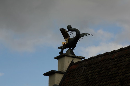 Drache auf dem Dach des Schloss Lenzburg ( Baujahr um 1036 - Höhenburg Burg château castle castello ) auf einem Hügel ob der Altstadt - Stadt Lenzburg im Kanton Aargau der Schweiz