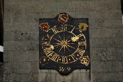 Uhr mit Berner Wappen mit Berner Bär am Schloss Lenzburg ( Baujahr um 1036 - Höhenburg Burg château castle castello ) auf einem Hügel ob der Altstadt - Stadt Lenzburg im Kanton Aargau der Schweiz