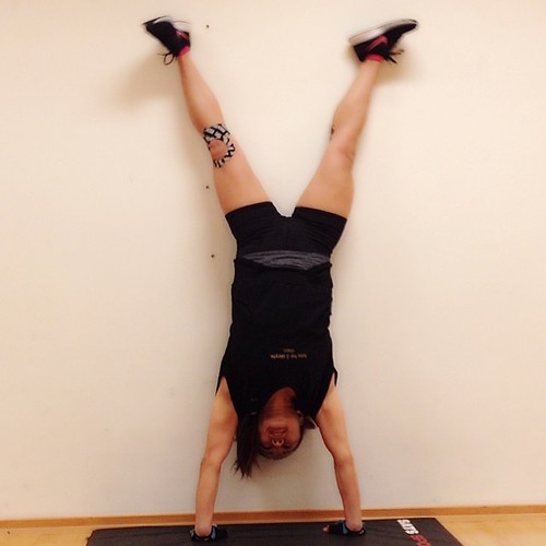 Workout Done ! Have You Ever Seen The World Upside-Down- Challenge Yourself !  #workout #trening #treningsinspirasjon_no #fit #fitmom #fitspo #fitspiration #fitnessbloggen #fitgirls_inspire #fitnesslifestyle #lchf #lowcarb #lågkolhydratskost #keto #ketose