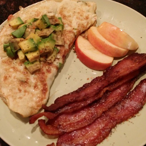 Fat to Fit Gang !!  Egg white omlette with diced avocado.  Apple and bacon.  #paleo #fitspo #keto #lchf #lowcarb #Atkins #bbq #bgenation #grilling #foodporn #npc #physique #aesthetics #diet #train #cardio #Jesus #hashtag #weber #charcoal