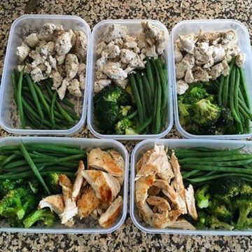 Low-carb options are the plan for @incendofitness with her prep – she has lean protein and dark green veggies for her meals!  - There are so many different types of diets out there, and it can be confusing which is  the right one for you! Download @mealpl