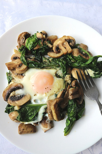 Keto eggs spinach and mushrooms