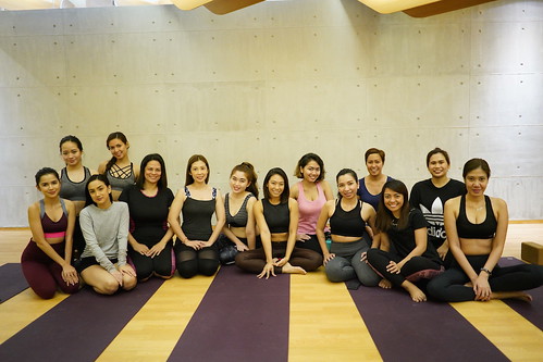 honestbee group yoga class photo