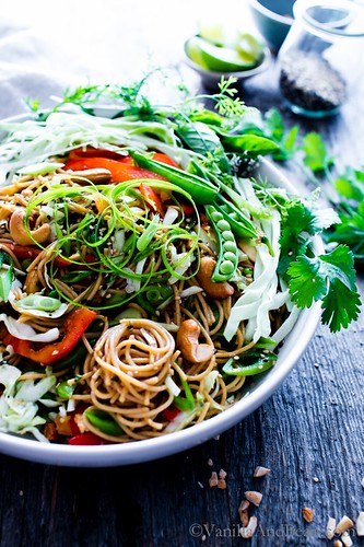 Sesame-Gìnger Noodle Salad wìth Cashews