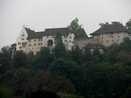 Schloss Lenzburg ( Baujahr um 1036 - Höhenburg Burg château castle castello ) auf einem Hügel ob der Altstadt - Stadt Lenzburg im Kanton Aargau der Schweiz