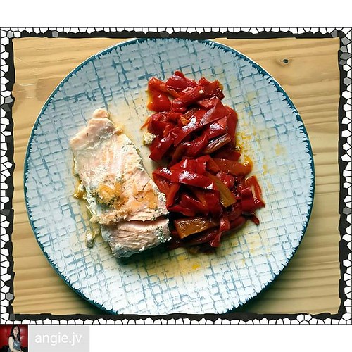 Reposted from @angie.jv - Salmon al #sousvide superjugoso... Con pimientos asados en #crockpot. #keto #ketodiet #lowcarb #ketorecetas #recetasketoespañol #ketorecipe #lowcarbrecipes #lowcarbmeals #ketomeal #batchcooking #ketoespaña #ketoespañol #ketolifes