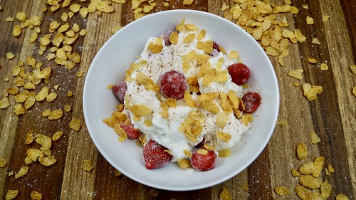 Low-Carb Whipped Pudding with Cereal and Strawberries