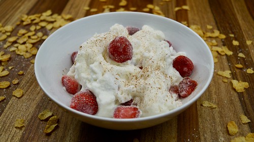 Low-Carb Whipped Pudding with Strawberries