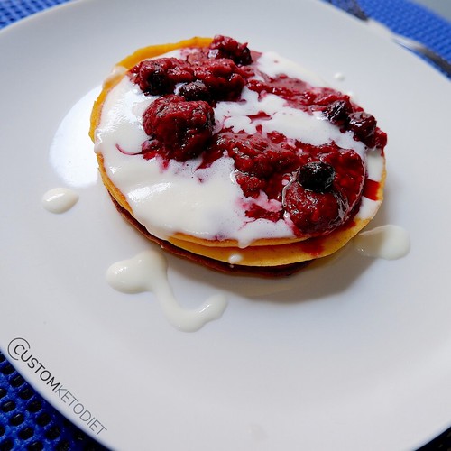 10 Cream cheese pancake with berries compote