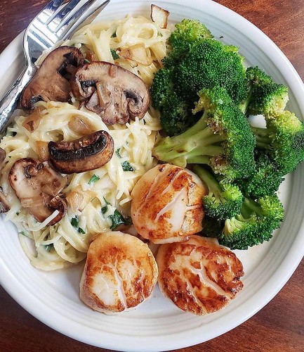 Brie Spaghetti with seared scallops and roasted broccoli!