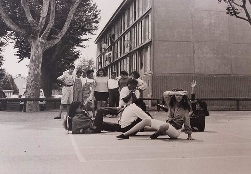 84 AVIGNON La Croix des oiseaux, et un quartier construit dans les années 60-70, une célébrité a même habité la cité (Mireille Mathieu) 800 lgts HLM Arch Fernand POUILLON.