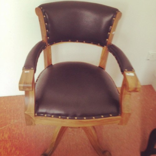 A002 - Vintage Swivel Chair