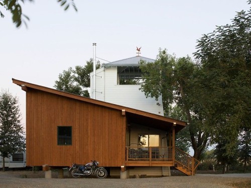 tiny-lighthouse-cabin-butler-armsden-architects-yolo-county-cabin-003-600x450