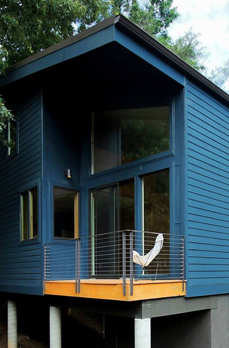 rusafova-markulis-blue-house-exterior3-via-smallhousebliss