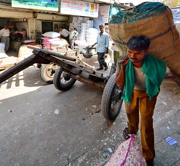 India - Gujarat - Ahmedabad - Coolies Unloading Truck - 28