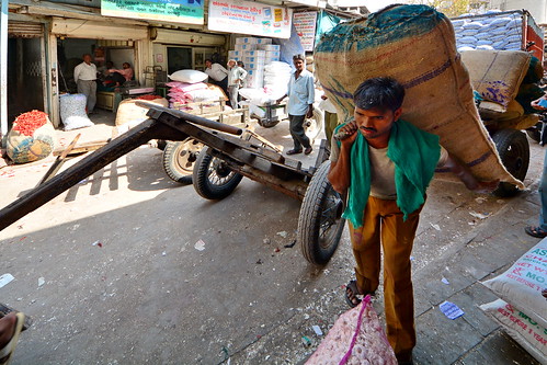 India - Gujarat - Ahmedabad - Coolies Unloading Truck - 28