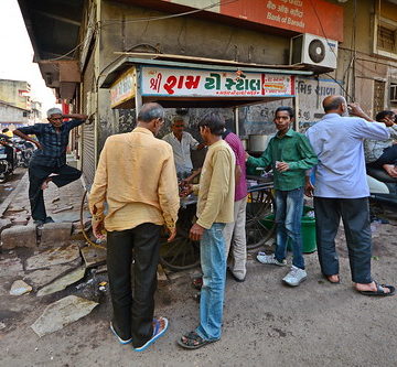 India - Gujarat - Ahmedabad - Streetlife - Tea Stall - 43