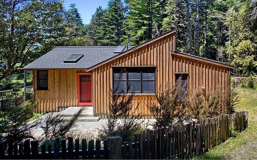 cathy-schwabe-mendocino-county-exterior1-via-smallhousebliss