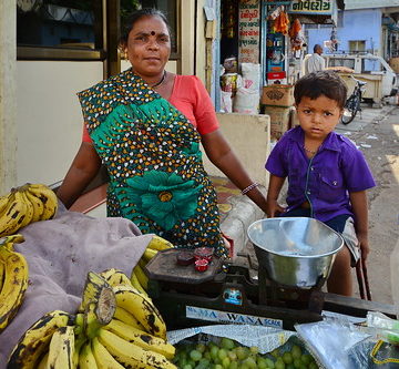 India - Gujarat - Ahmedabad - Fruit Seller - 37