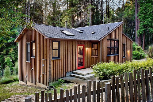 cathy-schwabe-mendocino-county-exterior3-via-smallhousebliss