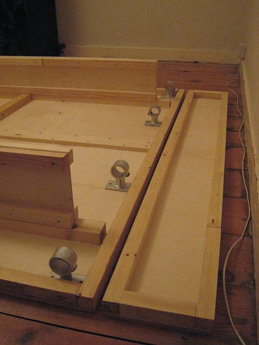 Day 3: Close-up of the bed base and hinge