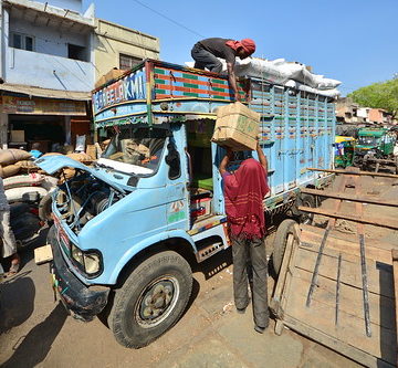 India - Gujarat - Ahmedabad - Streetlife - Market - Unloading Truck - 55