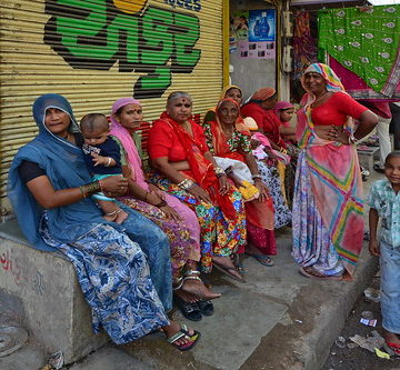 India - Gujarat - Ahmedabad - Streetlife - Resting Women - 56