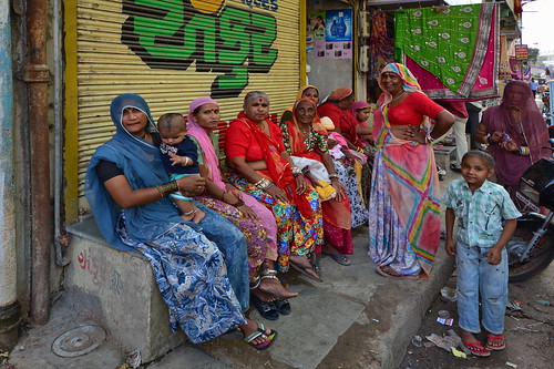 India - Gujarat - Ahmedabad - Streetlife - Resting Women - 56