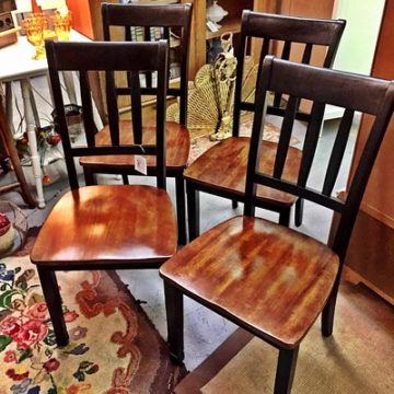 These great wooden chairs are in HooNew at Redbriar #farmhouse #farmhousedecor #farmhousestyle #farmhousekitchen #farmhousefridays #vintage #vintagedecor #vintageshop #vintagestyle #vintage #vintagekitchen #vintagelove #fall #pumpkin #hoonew #chattanooga