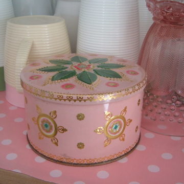 Pink tin for...?