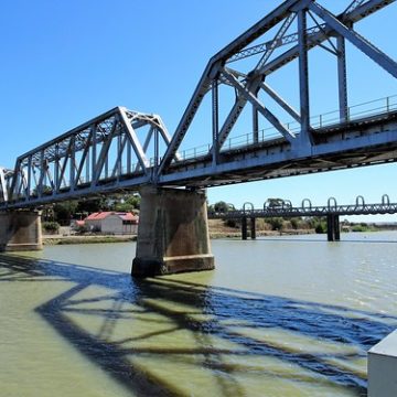 Murray Bridge.The three spans of the 1925 railway bridge. Beyond is the original road and rail bridge which was compelted in 1880.