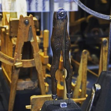 Do you collect working tools?? #Repost @mopotroyes . . . #fossilbluff compasses #freemason #masonic #troyes #museum #france #french #mopo #outil #oldtools #antiquetools #vintagetools #toolporn #picoftheday #toolsofthetrade #artisan #crafts  #tools  #craft