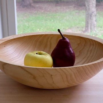 Ash bowl with pear and apple. 14.5” (37 cm) in diameter. #handmade #bowl #woodturning #fruitbowl #woodcraft #maker #artisan #woodworking #lathe #craftsman #makersmovement #workfromhome #smallbusiness #artsandcrafts #rustic #woodenbowl #stilllife #nofilter