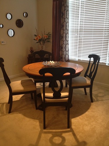 Pedestal DinningTable w 4 chairs- $349