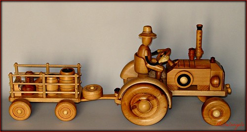 TRACTOR WOODEN