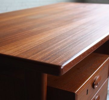 Thunderous Kai Kristiansen Danish Mid Century Modern Teak Floating Top Desk Model FM 60 for Feldballes Møbelfabrik  (Denmark, 1960s)