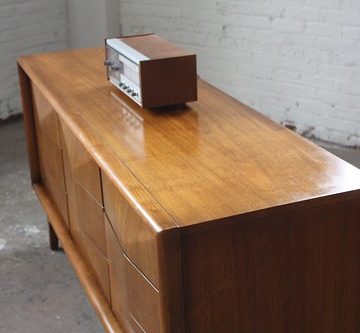 Piercing Midcentury Modern United Diamond Front Long Walnut Triple Dresser (U.S.A., 1960s)