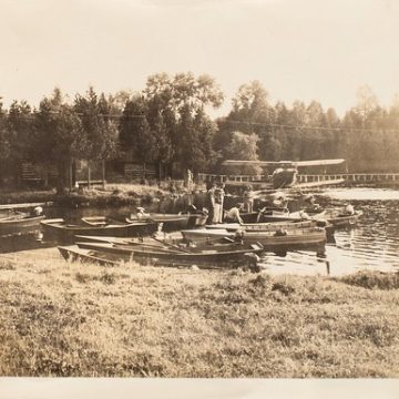 Guests and Float Plane at Fernleigh Lodge