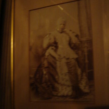 Large woman portrait - Gibson House