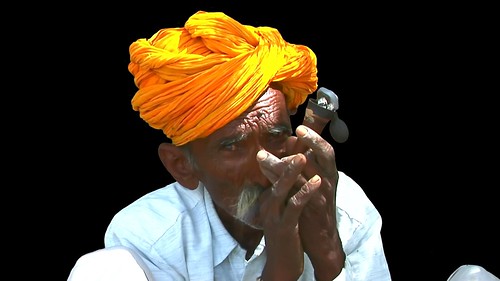 India - Rajasthan - Jaisalmer - Thar Desert - Smoking Man - 102d