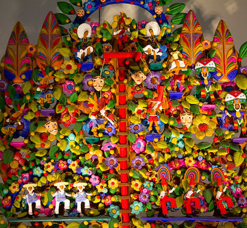 Danza de los Voladores in a Árbol de la vida sculpture (Tree of life)