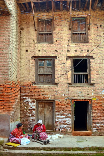 Nepal - Khokana - Streetlife - Women Hand Spinning Wool - 14