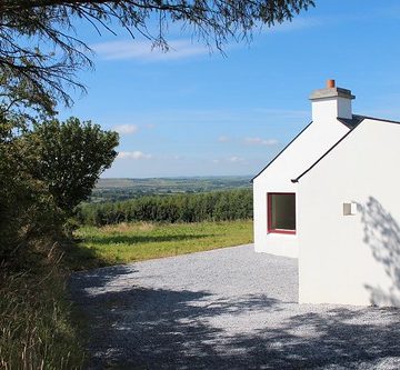 Teach Cnoic Uí Gogáin: Shed And New Extension Of House In Context