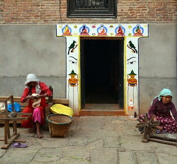 Nepal - Khokana - Streetlife - Women Hand Spinning Wool - 28