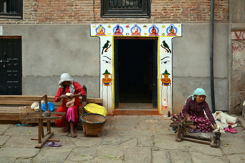 Nepal - Khokana - Streetlife - Women Hand Spinning Wool - 28