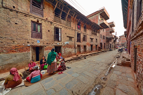 Nepal - Khokana - Streetlife - Women Hand Spinning Wool - 22