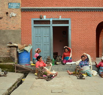 Nepal - Khokana - Streetlife - Women Hand Spinning Wool - 11