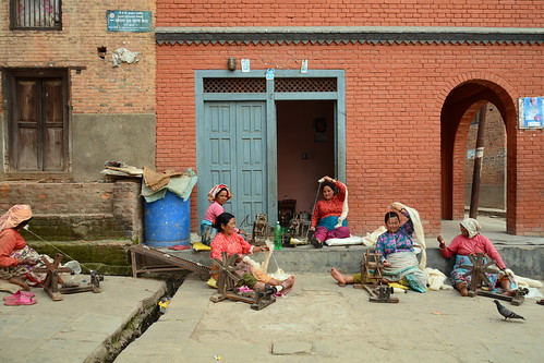 Nepal - Khokana - Streetlife - Women Hand Spinning Wool - 11