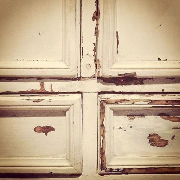 An old cabinet hiding a treasure trove of books #geekfest #amigos . . . #biblioteca #cajonera #cabinetry #drawers #woodwork #peelingpaint #vintagefurniture #buenosaires #igersbsas #detailshot #closeupshot #objectphotography #iphone4s #bibliophile #feriado